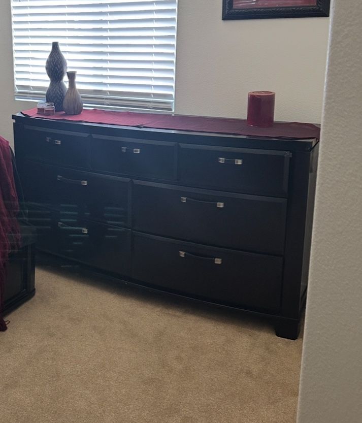 Bedroom Set (4) Piece