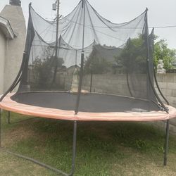 14ft Round Trampoline In Good Conditions 