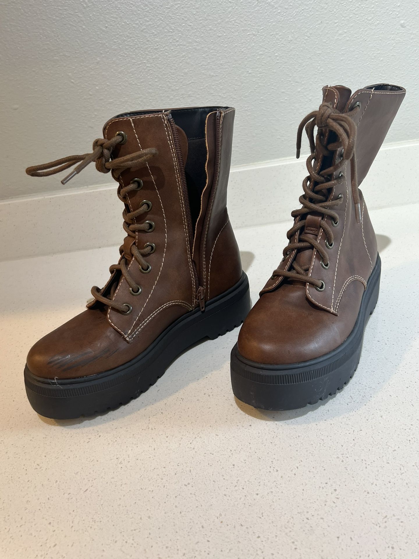 Women’s 7.5 Designer Zip Up Heeled Boots