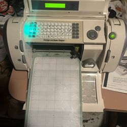 Cricut 29-0001 Personal Electronic Cutting Machine works good only used a couple of times 