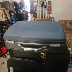 VINTAGE 1960'S AMERICAN TOURISTER "TIARA" &" TRI-TAPER "2 PIECE SUITCASES