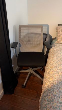 Ergonomic office desk chair