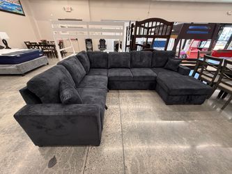 SECTIONAL WITH PULL OUT