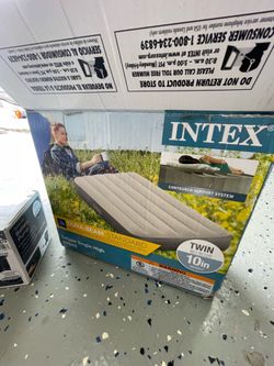 Intex Twin Deluxe Air Mattress w/ Battery Pump – Like New