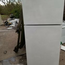 Nice and clean refrigerator about 28 wide and 6' tall 100% operational gets cold glow