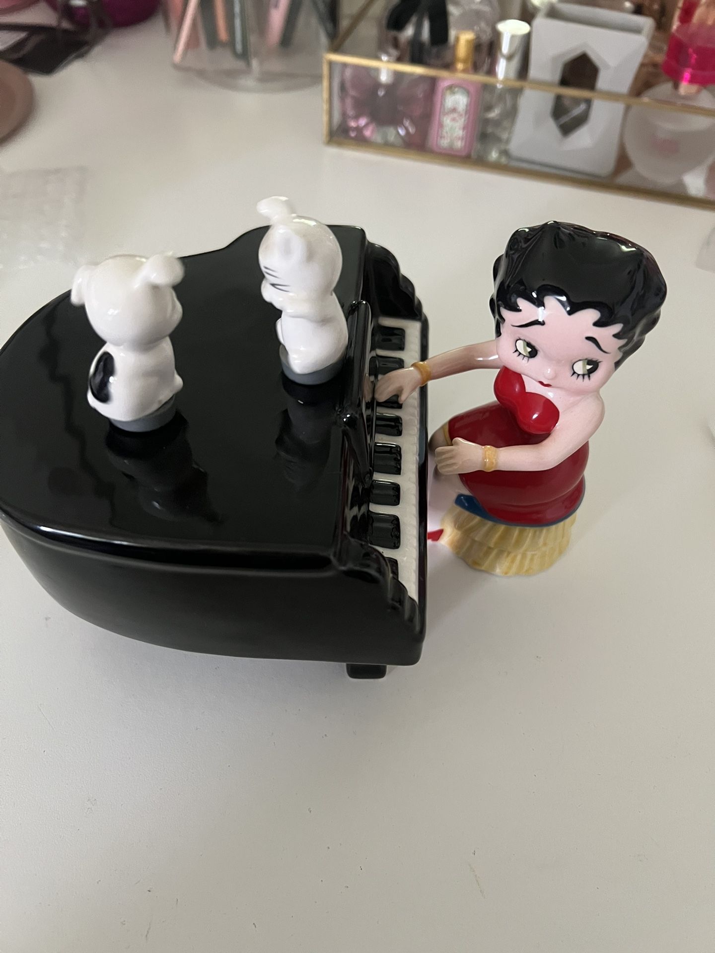 Betty boop playing piano music box “I Wanna Be Loved By You” with 2 dancing dogs