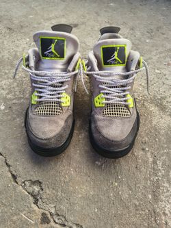 Nike Air Jordan 4 Retro SE "Neon" sneakers. Size 5y.