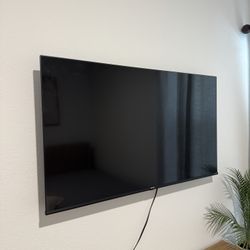 50” Hisense Smart TV – Wall Mounted – Excellent Condition