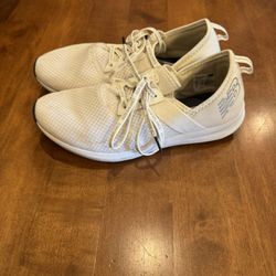 Woman’s new balance sneakers shipping available