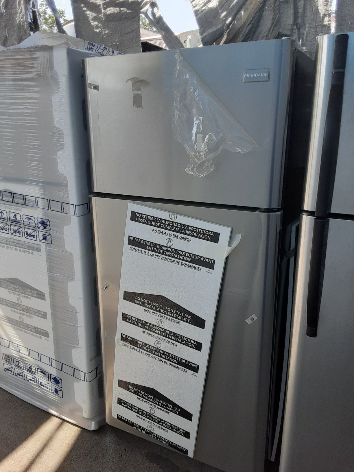 $450 Frigidaire stainless 18 cubic fridge includes delivery in the San Fernando Valley warranty and installation brand new