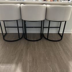 WHITE BAR STOOLS 