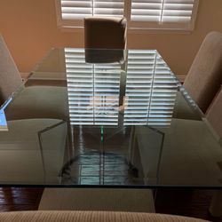 Beautiful Glass Dinning Table and 6 chairs.