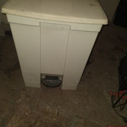 Three RUBBERMAID Garbage Cans ($20 EACH)