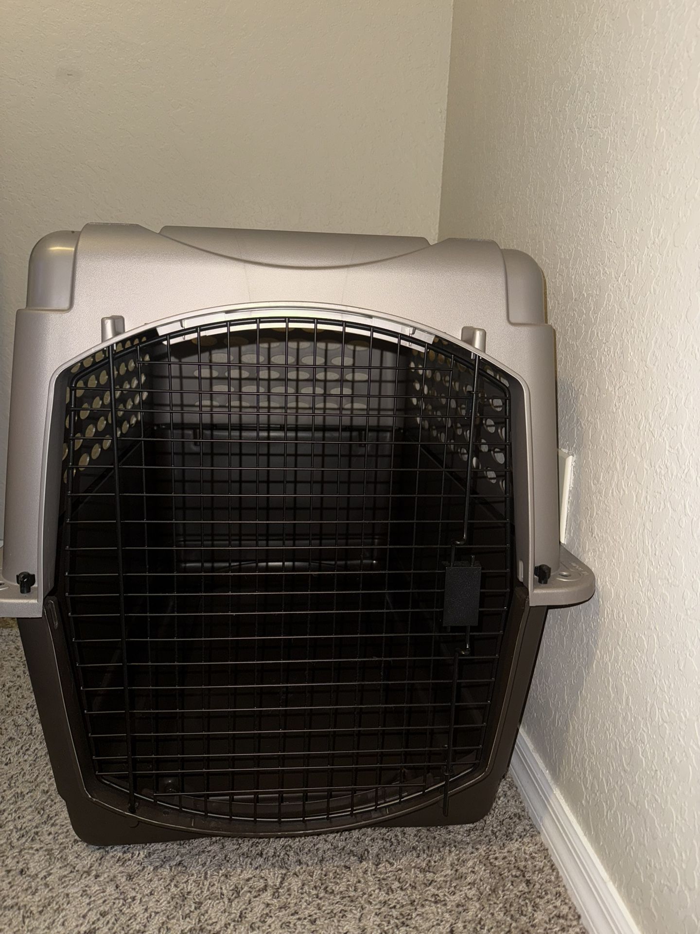 LARGE DOG CRATE/KENNEL