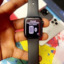 Apple iWatch SE 40MM With Charger 