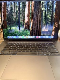 MacBook Pro 16” M4 Max (128GB RAM / 2TB SSD) – Excellent Condition