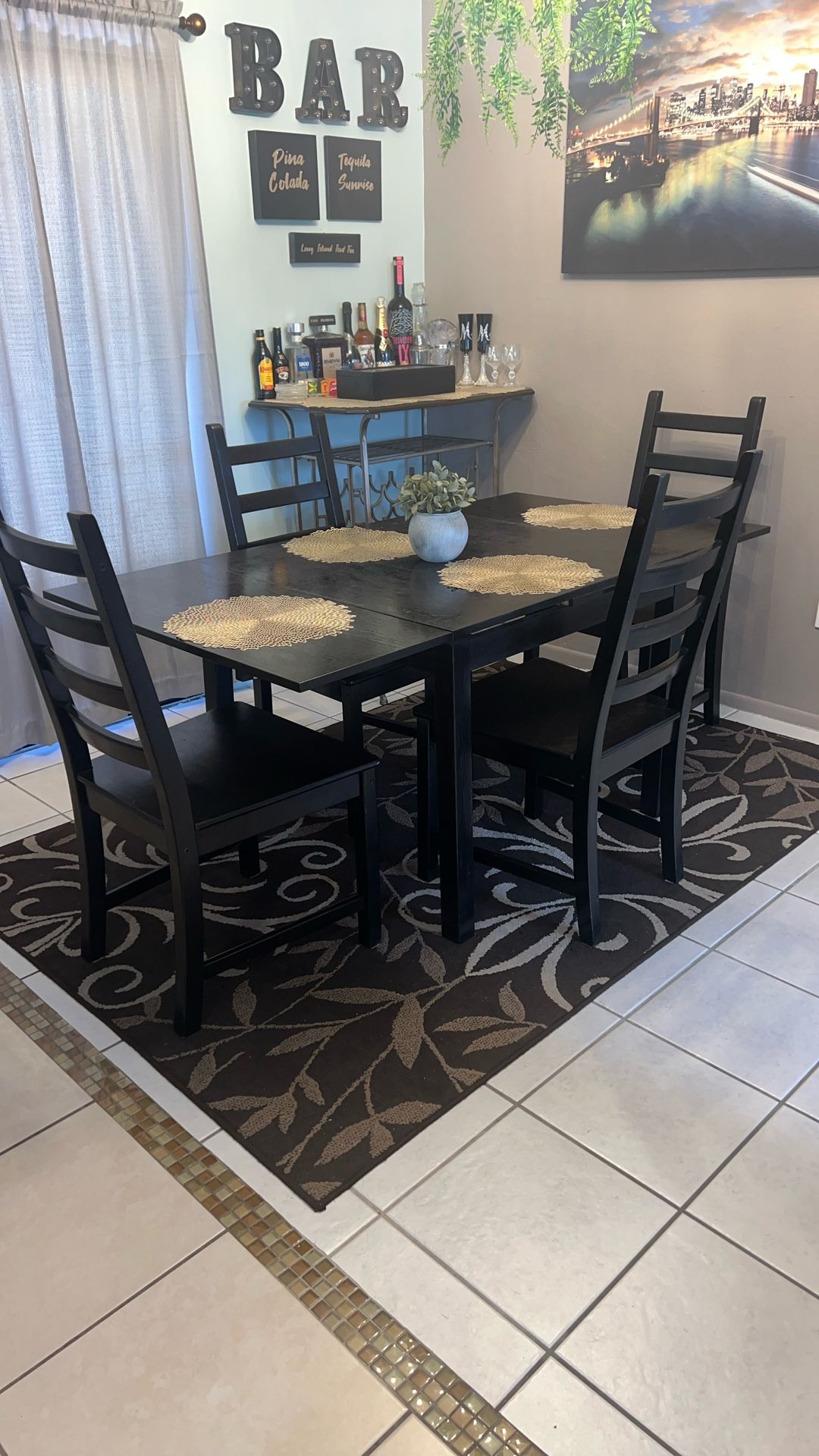 Expandable small Kitchen Table turns Large w/ 4 Chairs $150