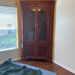 Corner Curio With Glass Shelves And Light