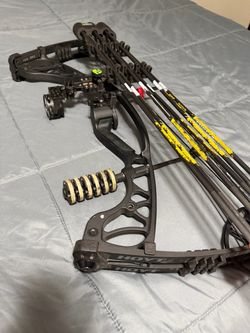 Hoyt Compound Bow with Accessories