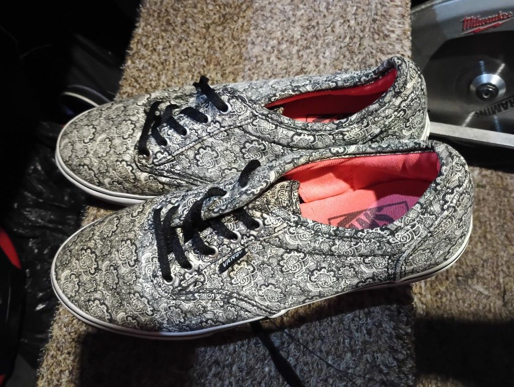 Vans Unique Paisley Print Womans Size 7 Sneakers
