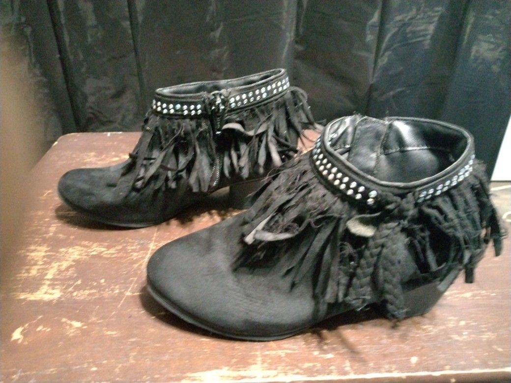 Girl Kids Ankle Fringe Boots With Rhinestone Size 2.