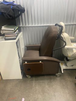 Medical recliner on wheels