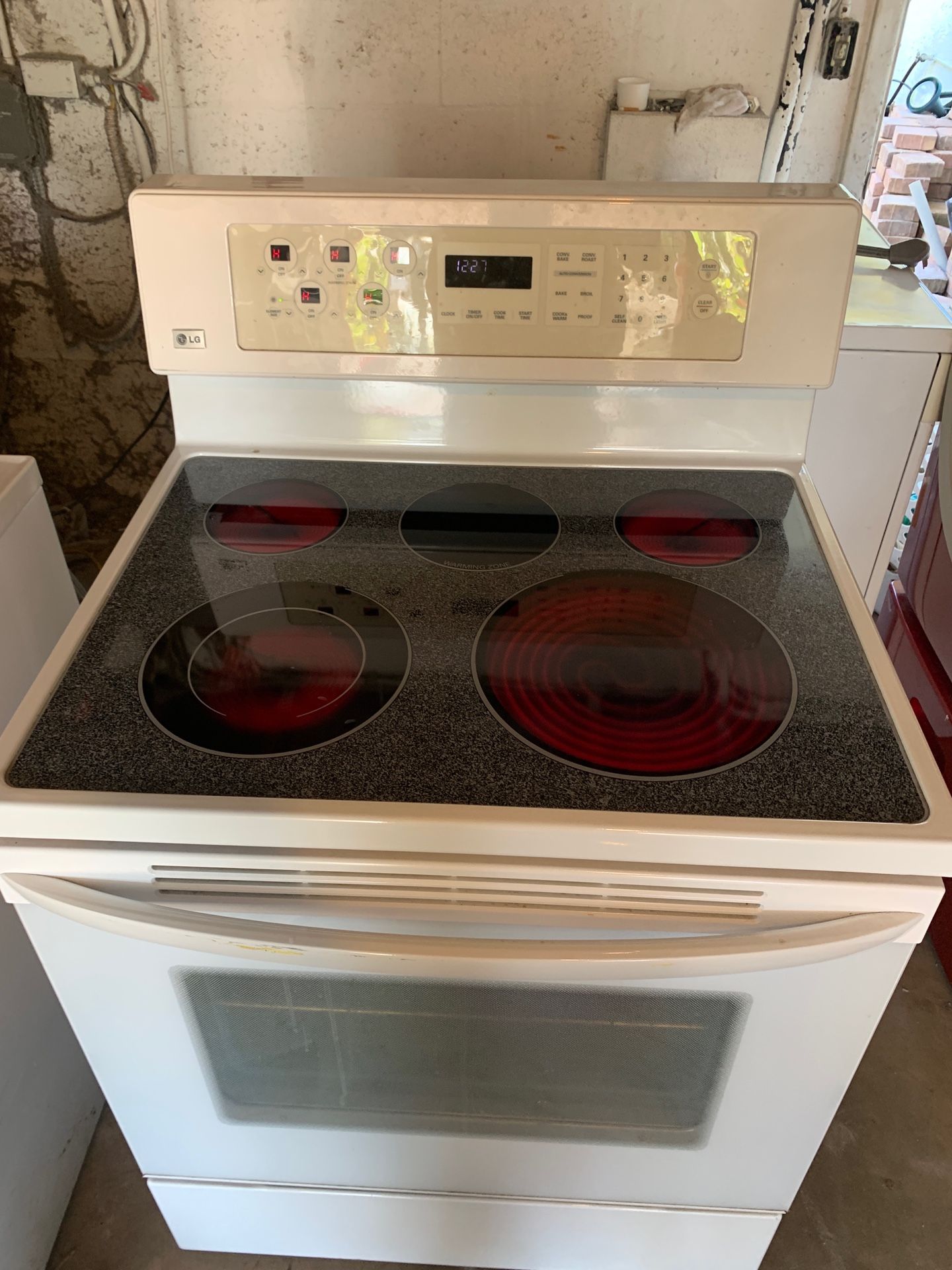 LG Glasst Top Electric Stove