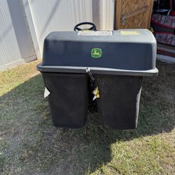 John Deere  100 Series bagger 