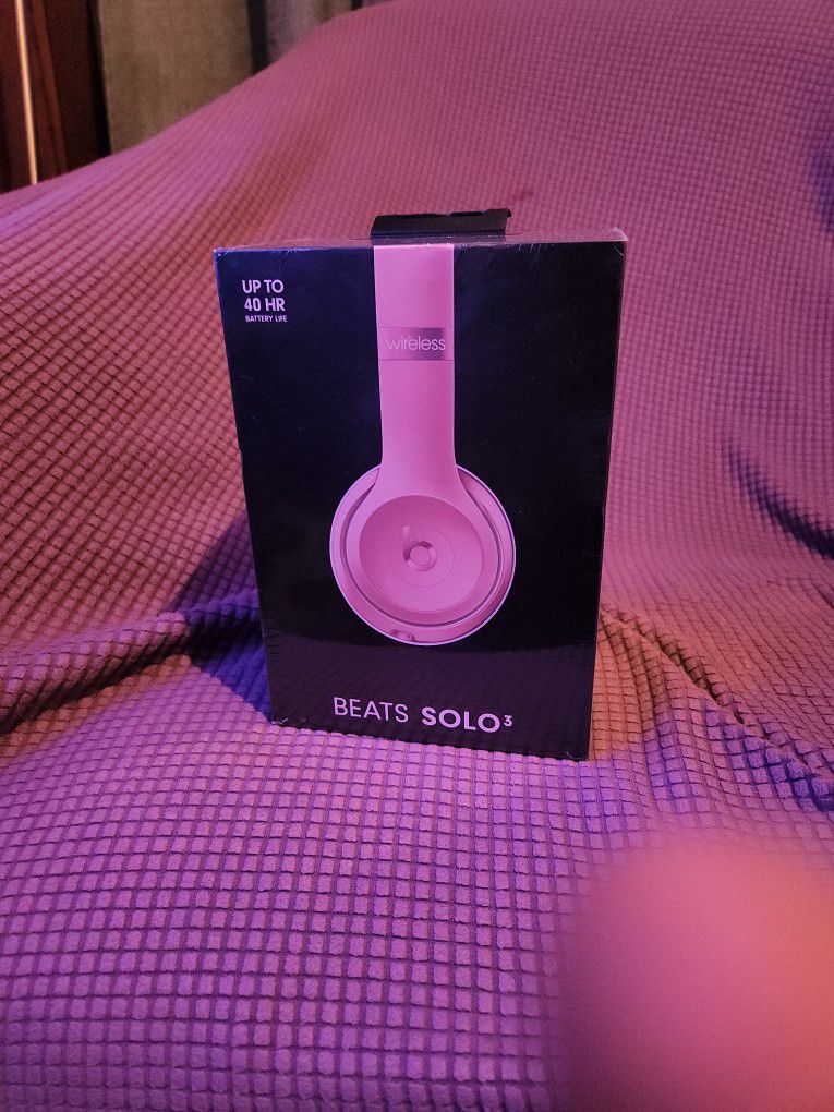 brand new sealed Beats  Solo 3.  