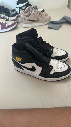 Air Jordan 1 Mid shoes feature a distinctive yellow Wings