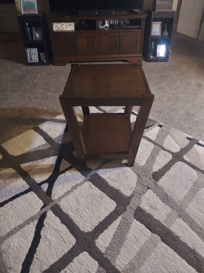 Well Made, Wood End Table