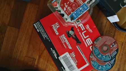 Milwaukee FUEL M18 GRINDER W/XC 6.0 battery & 3 metal cutt off blades