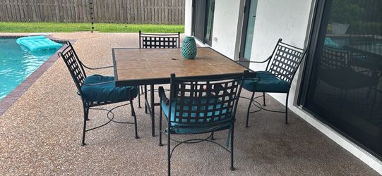 Outdoor table with 4 chairs