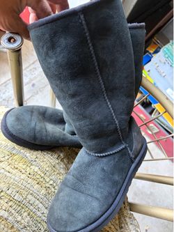 Used Uggs Black Size 8 US still nice need a clean