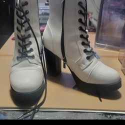Women's White BOOTS size 8 NEW