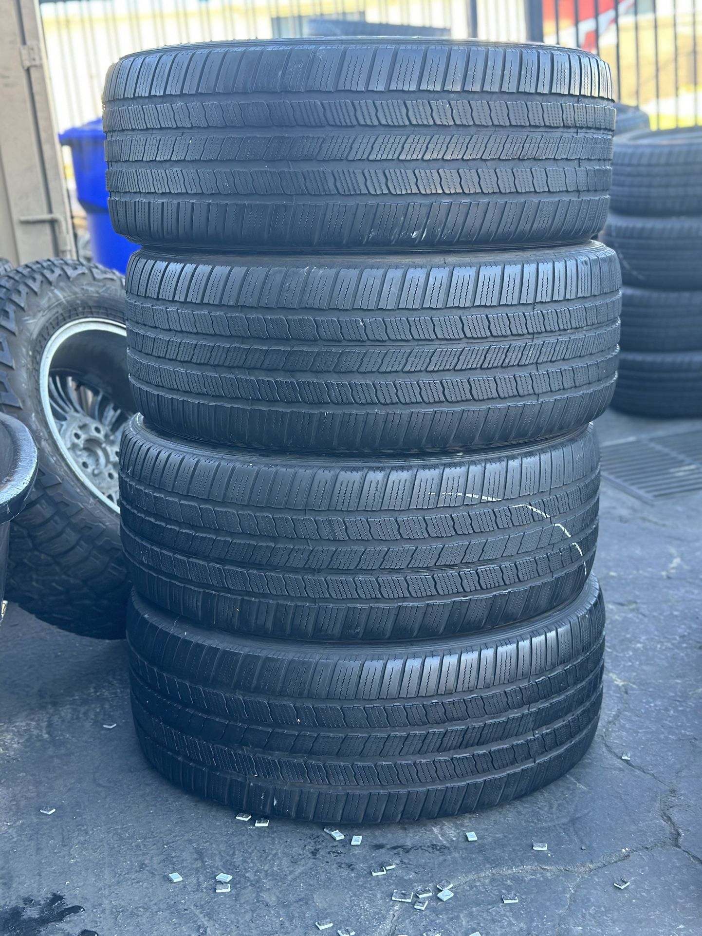 SET OF TIRE 285 45 22 MICHELIN 85% LIFE