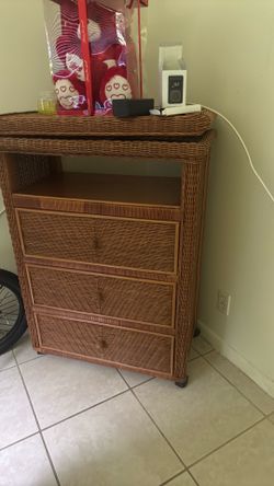 Dresser with 3 drawers