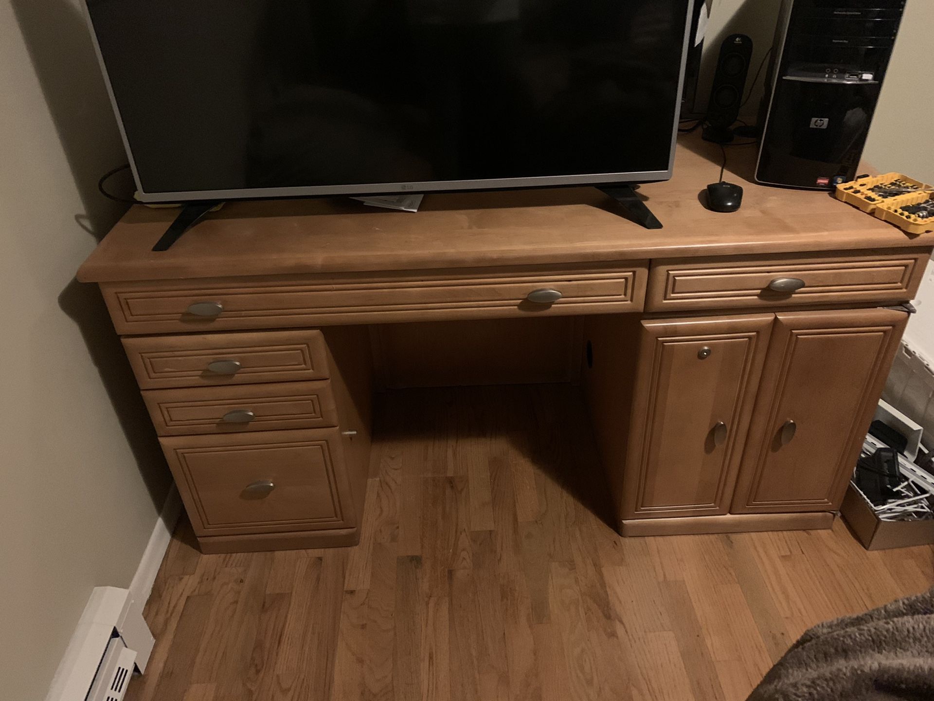 Beautiful quality oak office desk $50. Obo