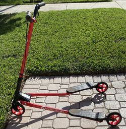 SCOOTER – $150 YVOLUTION FLIKER F3 RED 3 WHEEL SCOOTER – SELF-PROPELLING "WIGGLE" SCOOTER IMPROVING COORDINATION, ACTIVE PLAY & SKIING ON THE STREET