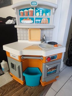 Kids play kitchen with extra stuff