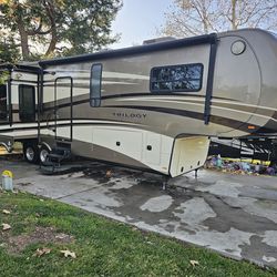 2013 Dynamax Trillogy 41'  3 slideout