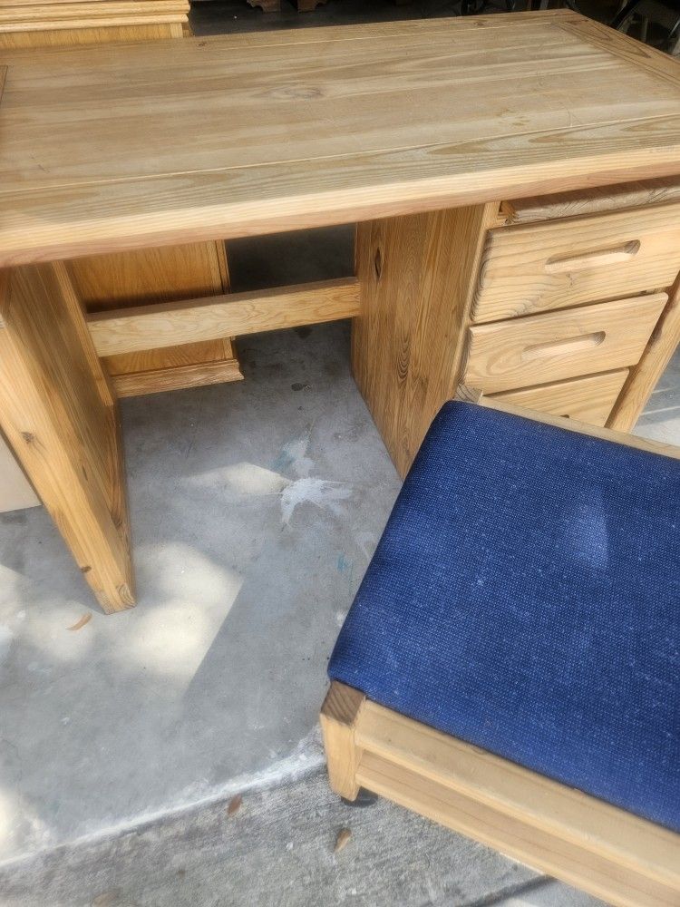 SELLING THIS SOLID WOOD DESK