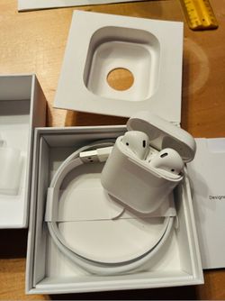 Apple Airpods With Charging Case