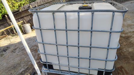 1000 Gallon   PLASTIC /ST EEL CRATE  WATER TANK