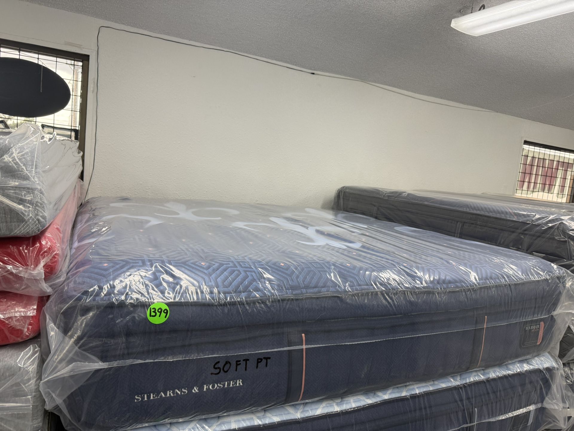 KING SIZE STEARNS & FOSTER LUX ESTATE PILLOW TOP MATTRESS & BOX SPRINGS BED SET