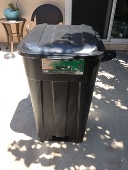 Plastic trash container