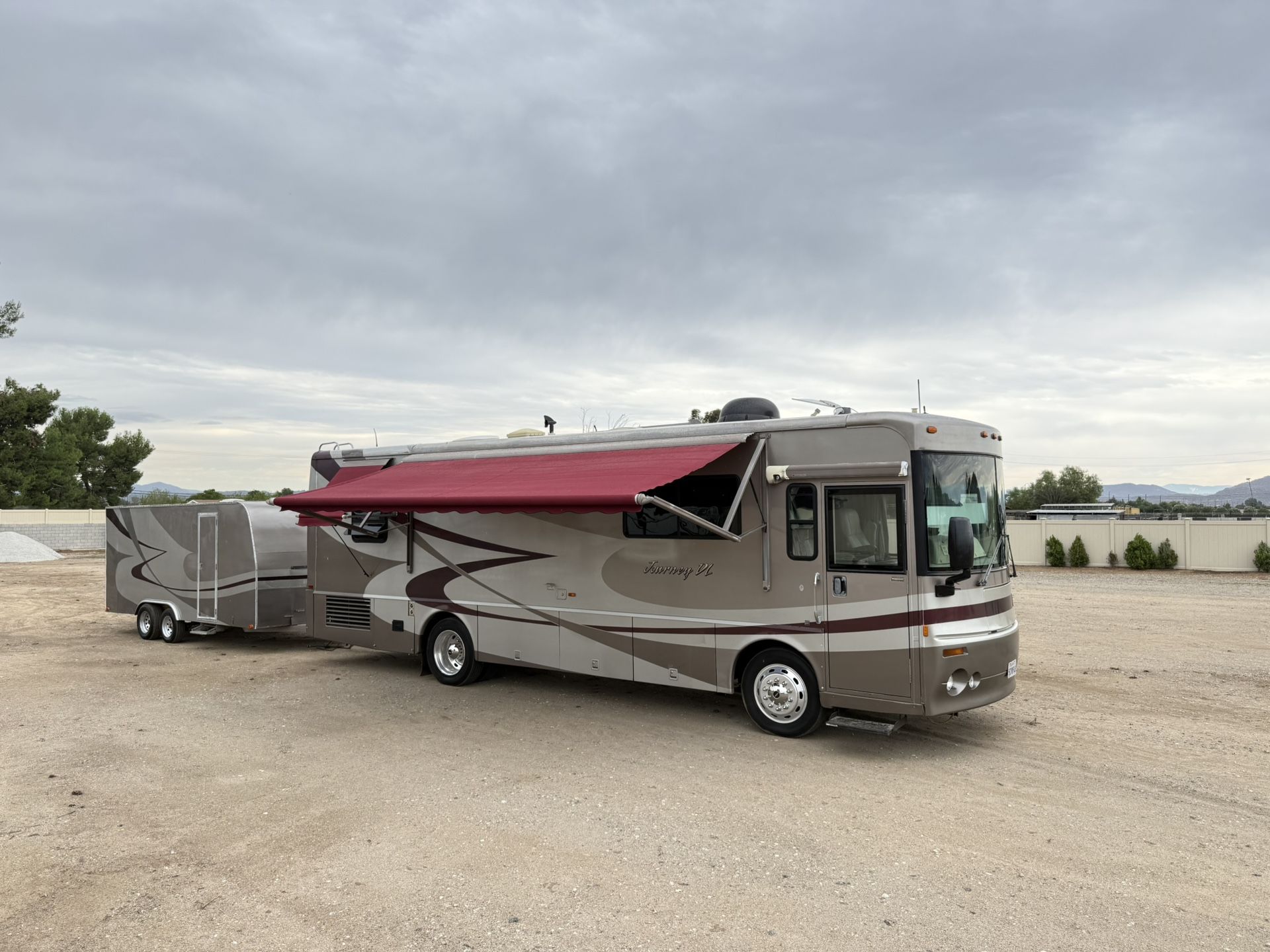 2003 Winnebago Journey 32ft 2 slides Car trailer 17ft