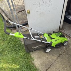 Used 5 times GREENWORKS 16" 40V Cordless Lawnmower