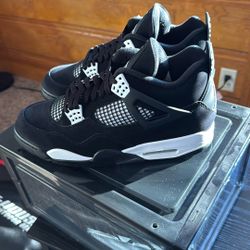 Jordan 4 White Thunder’s Size 10 NEW!!!