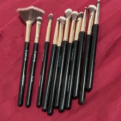 makeup brushes 